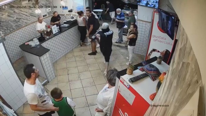 rapina choc a napoli uomo spara in una pizzeria piena di bambini video