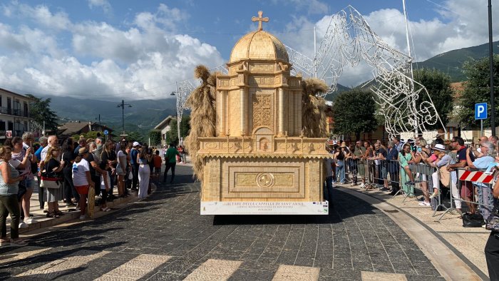 grande partecipazione a foglianise per la sfilata dei carri di grano