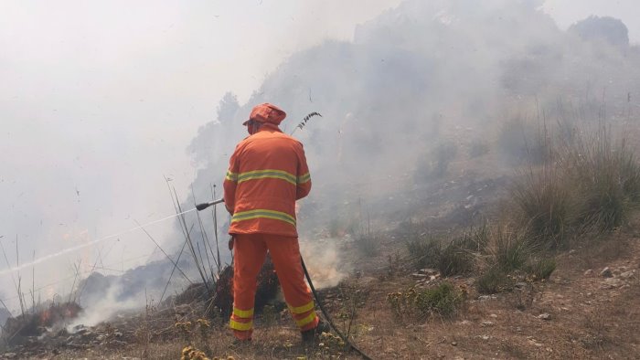 cilento in fiamme incendi a san giovanni a piro e montecorice