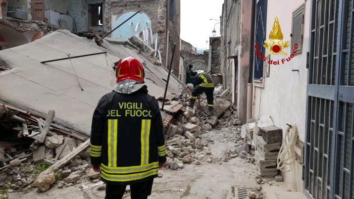 paura a san valentino torio crolla un edificio disabitato