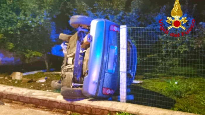 auto sbanda si ribalta e finisce fuori strada paura per due ragazze