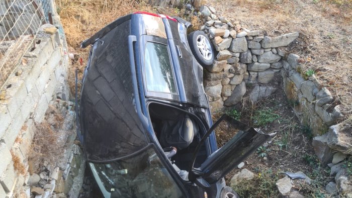 auto sbanda e finisce in un canale paura all alba a san mauro cilento