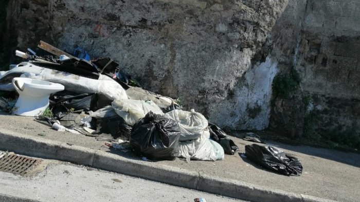sanitari dismessi e immondizia in strada mini discarica ad ercolano