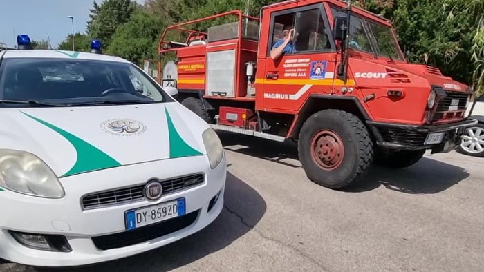 ancora roghi nel cilento incendio sulle colline di agropoli