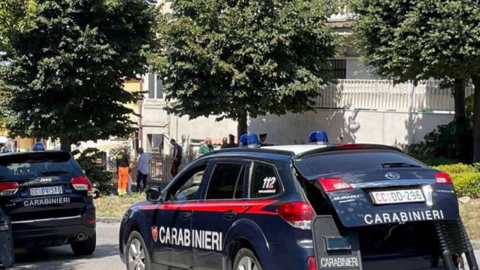spara alla moglie e si barrica in casa irruzione dei carabinieri dopo 14 ore