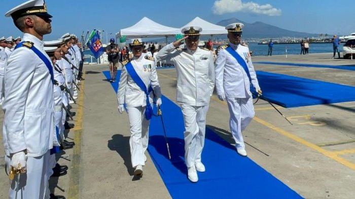 capitaneria di castellammare di stabia rosamaria sardella e il nuovo comandante