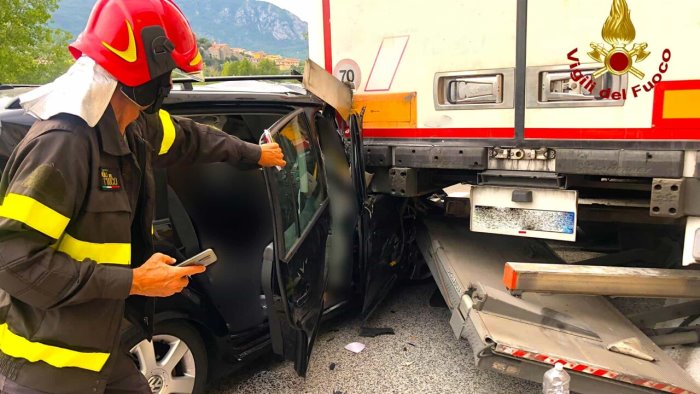 incidente tra un auto e un camion sulla fondo valle sele 5 feriti