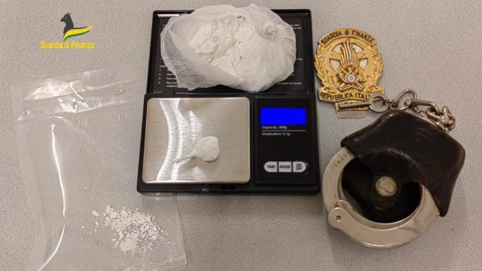 nasconde cocaina nel pennello da barba arrestato dalla finanza