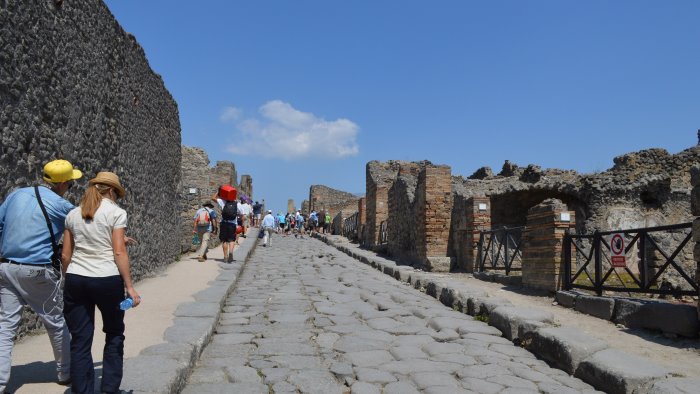 choc agli scavi di pompei coppia gay offesa arriva una nave di ricchioni
