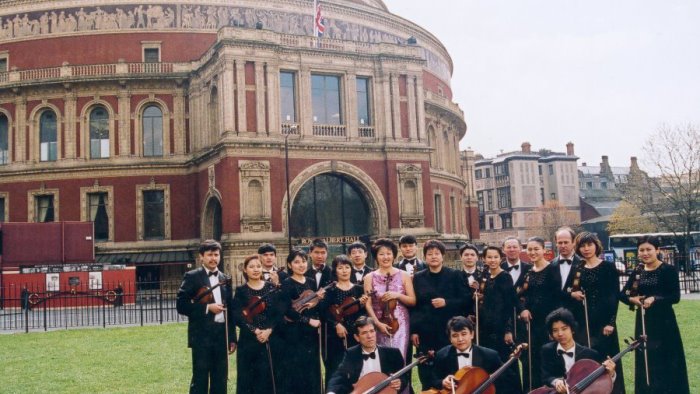 domenica 7 agosto al chiostro la aimanmussakhajayeva con l academy of soloists