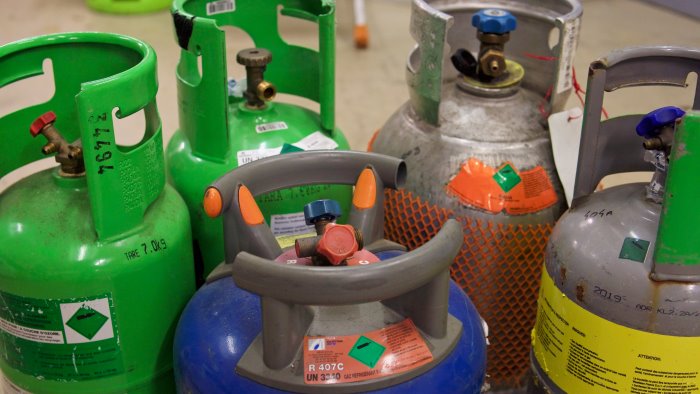 blitz in un azienda di manocalzati sequestrate 4 bombole di gas refrigerante