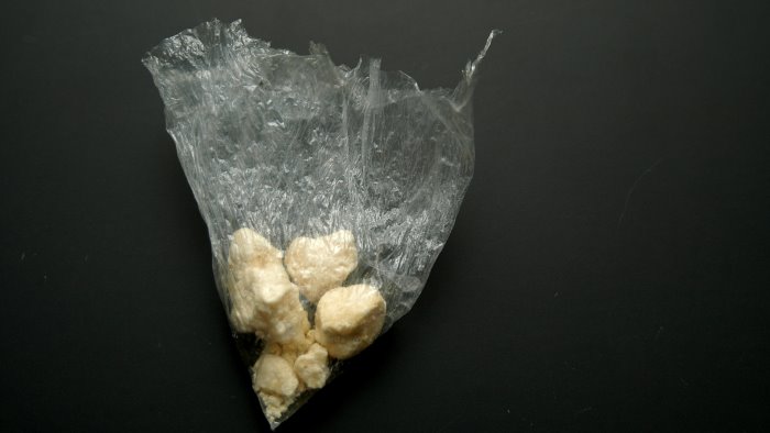 cinque dosi di crack nella borsetta denunciata giovane coppia di lioni