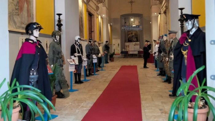 le uniformi storiche della polizia di stato in mostra a campagna