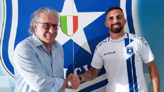 il mediano brasiliano iuliano e un nuovo calciatore della paganese