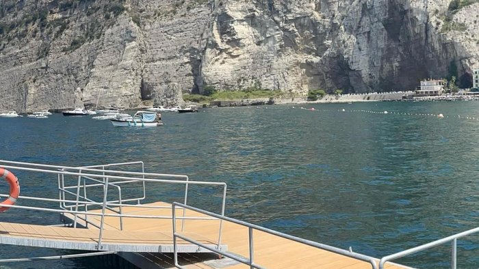 un pontile mobile installato sul molo della marina per riqualificare il turismo