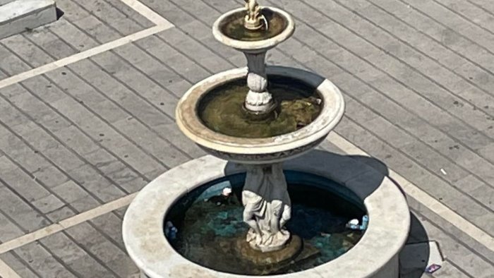 montesano ancora rifiuti nella fontana del duomo il sindaco serve rispetto