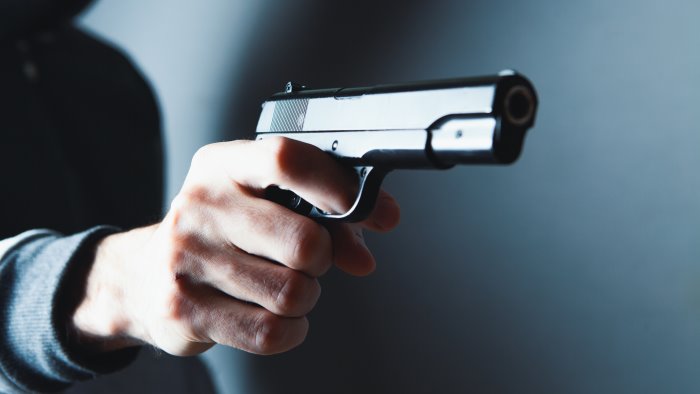 lauro esplode due colpi di pistola nel circolo privato fermato un 79enne