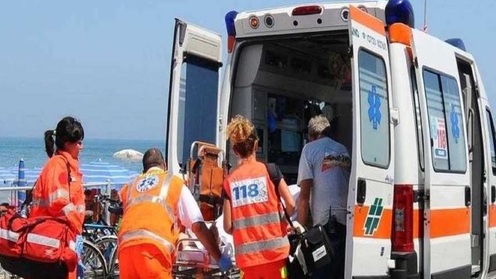 malore in spiaggia commercialista muore a casal velino