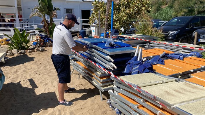 palinuro spiaggia occupata abusivamente denunciati due concessionari