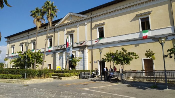 sfollate si sporgono da finestra del comune rabbia e tensione a torre del greco