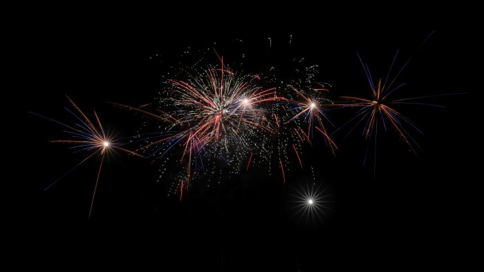 accende i fuochi d artificio per san lorenzo denunciato senza autorizzazione