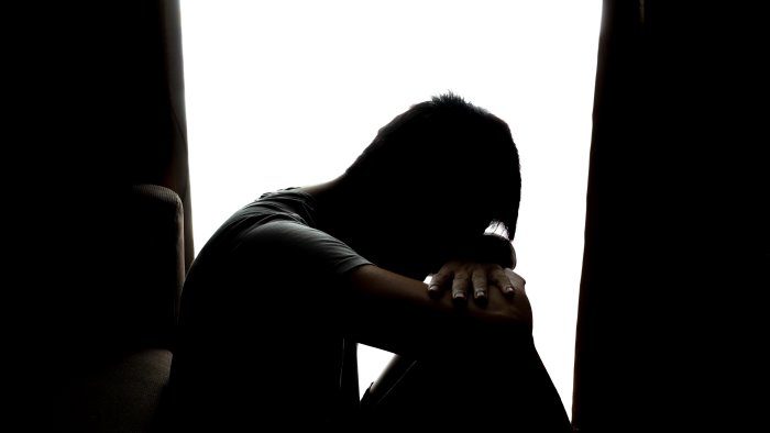 annuncia il suicidio su facebook poi si impicca nel negozio in cui lavorava