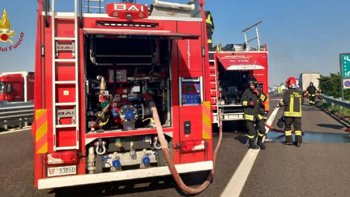 incidente sulla a16 allo svincolo di vallata 17enne incastrata tra le lamiere