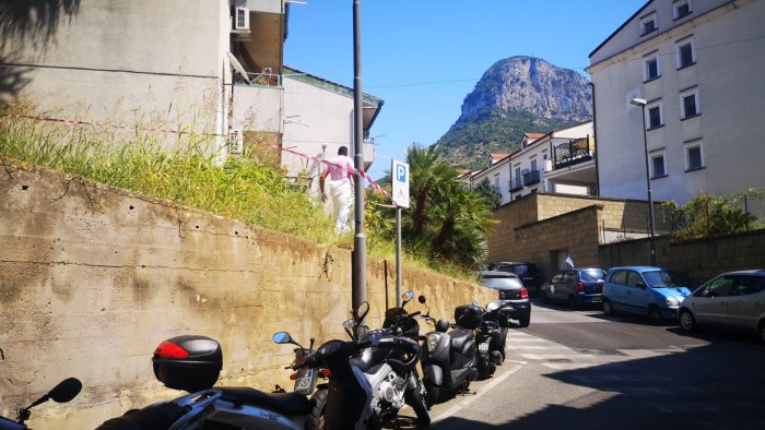 choc a sorrento cadavere di una donna trovato nel bagagliaio di un auto