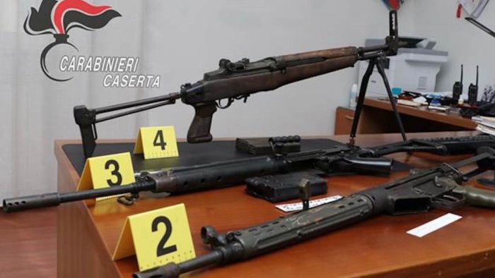 borsa con armi da guerra trovata in una cabina elettrica