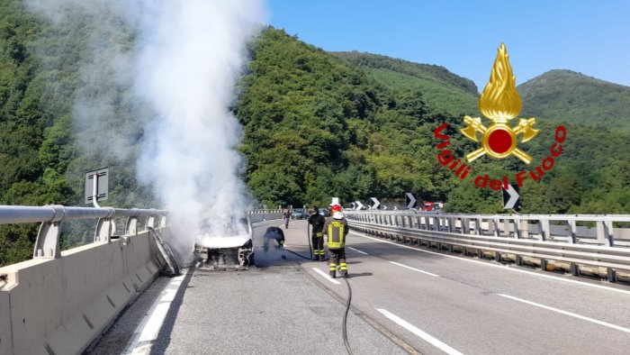 auto in fiamme sul viadotto acqualonga paura per coniugi napoletani