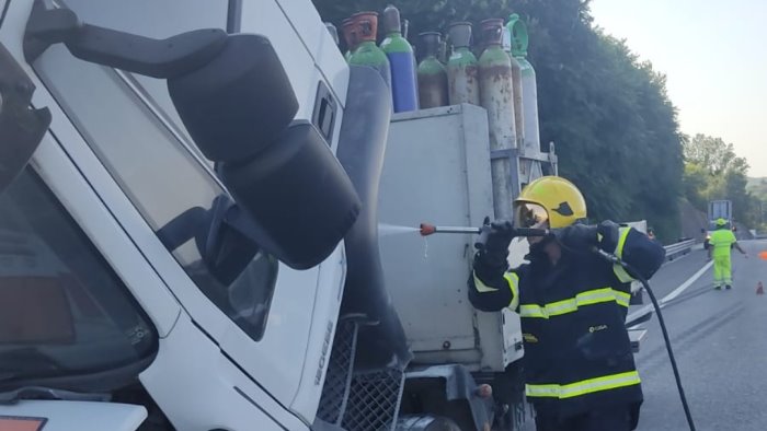 montemiletto camion carico di bombole di ossigeno a fuoco paura in a16