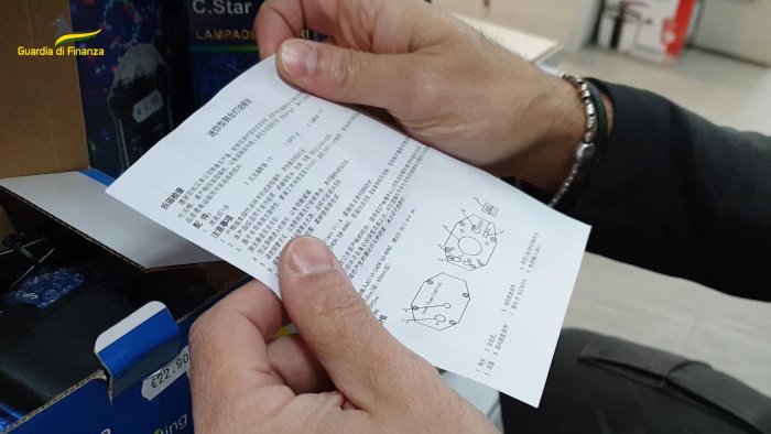 prodotti non sicuri sequestrati oltre 50mila oggetti in un negozio di pagani