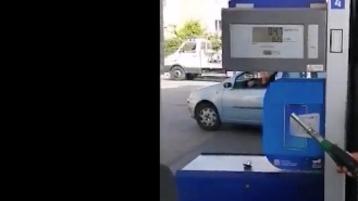 distributore di benzina eroga aria e non carburante