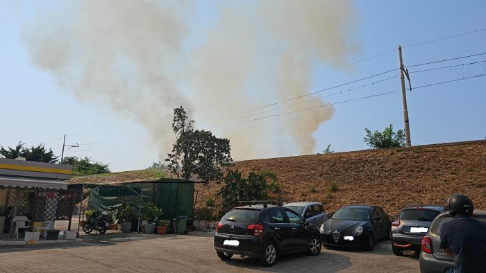 sant agnello incendio nei pressi della ferrovia e di una stazione agip