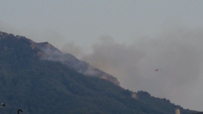 Ancora fiamme sul Monte Stella a Salerno focolai accesi per tutta la