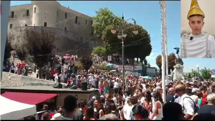 l eterna lotta tra bene e male in migliaia a gesualdo per il volo dell angelo