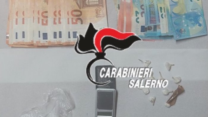 capaccio tentano di disfarsi della droga gettandola nel water arrestata coppia