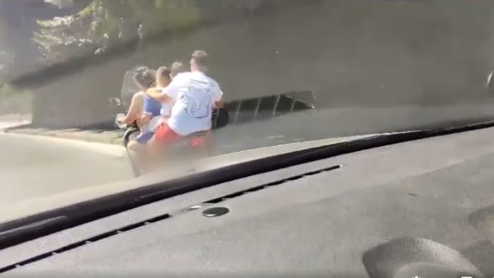 pozzuoli in quattro senza casco con due bimbi sullo scooter per andare al mare