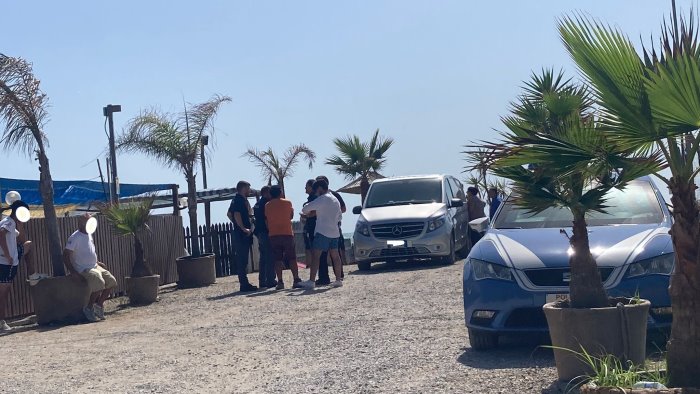 tragedia sulla spiaggia di battipaglia uomo muore annegato