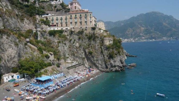 turista straniero rischia di annegare a castiglione salvato dal bagnino