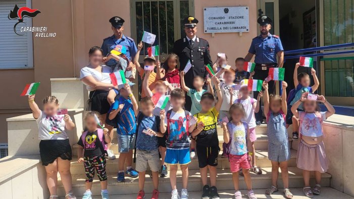 i bambini del centro estivo di torella in visita alla stazione carabinieri