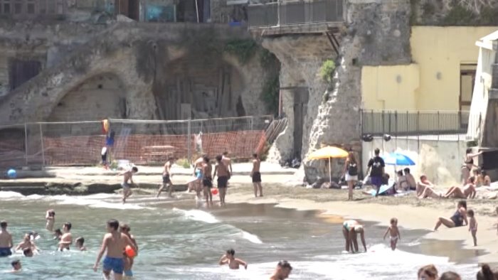 mare al via la nuova gara posillipo e spiaggia delle monache al 50 libere