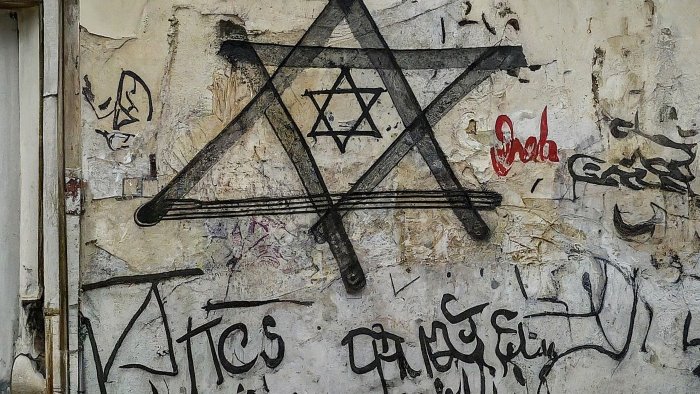 incitazioni antisemite la francia sospende le evacuazioni da gaza