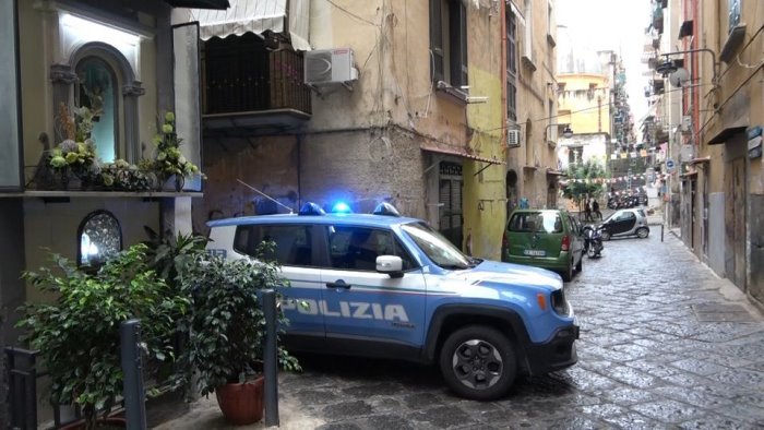 napoli controlli nei quartieri spagnoli da parte della polizia