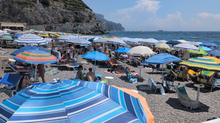 fuga dalle spiagge presenze in calo del 15 operatori del turismo preoccupati