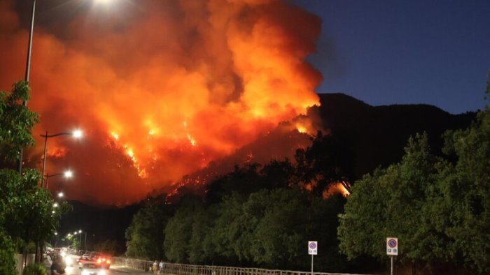 incendi prefetto di bari su vesuvio ancora attivi tre fronti di fuoco