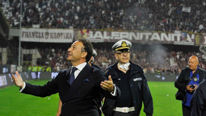 salernitana iervolino prima i fischi poi gli applausi ora avanti tutta