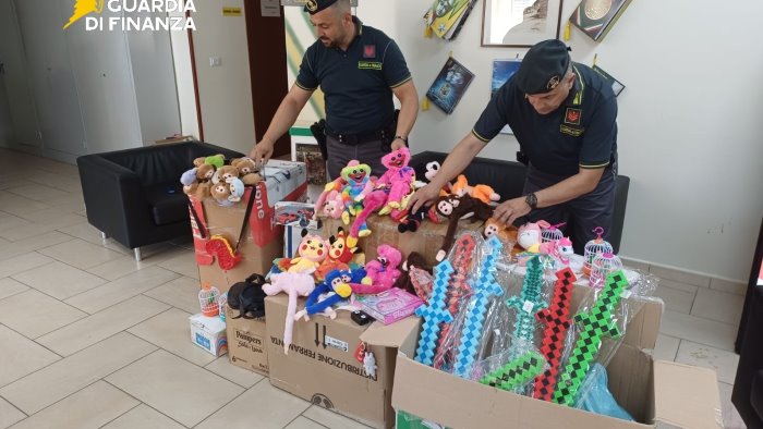sequestrati 23mila bracciali collane orecchini e giocattoli non conformi