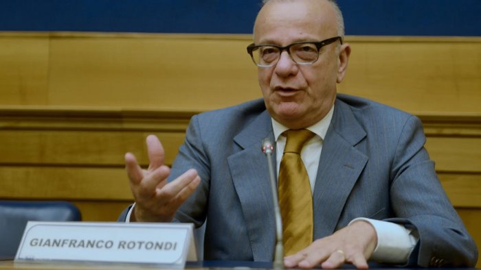 l eterna contesa sul nome democrazia cristiana rotondi punta l indice