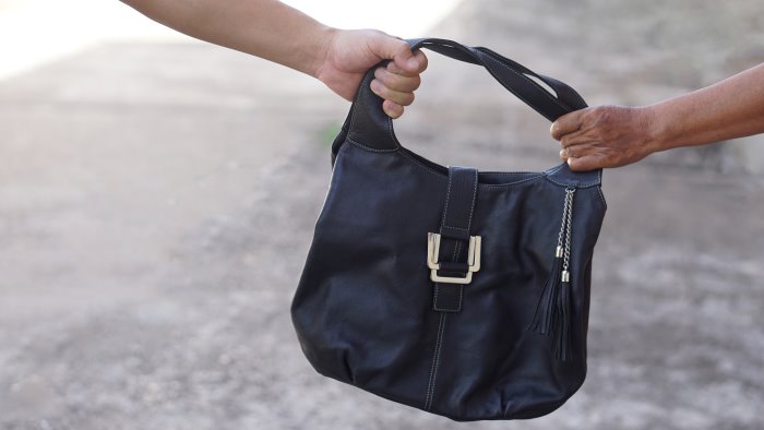 furto a napoli generale nato rincorre e blocca lo scippatore